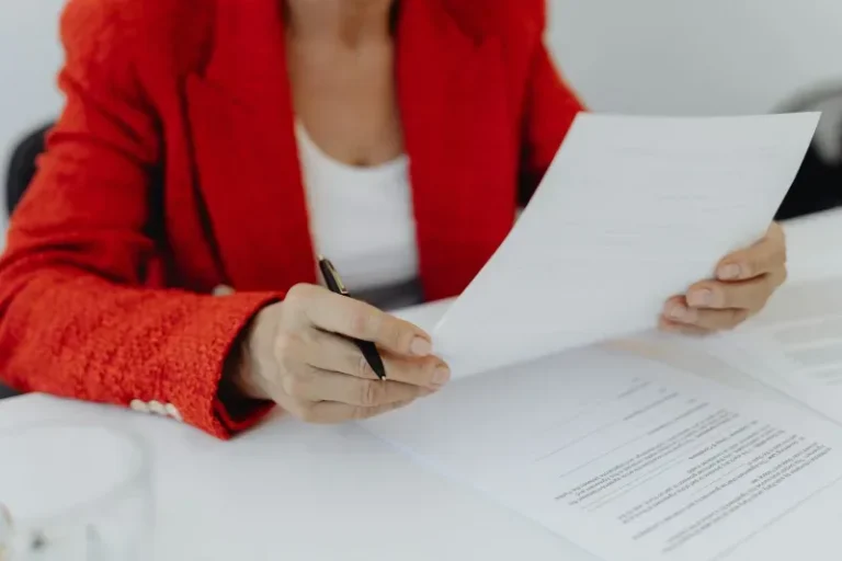 Optimiser les clauses du contrat de travail pour des droits garantis