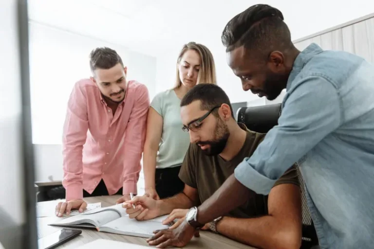 Égalité femmes hommes travail : comprendre les enjeux actuels