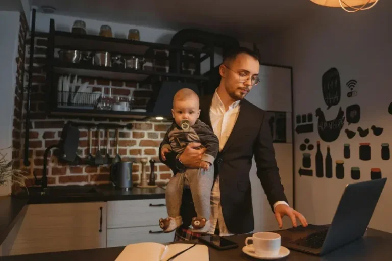 Optimiser son salaire durant le congé parental : les montants et aides