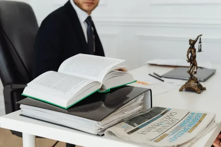 Optimiser le salaire avocat dans un cabinet juridique en 2026