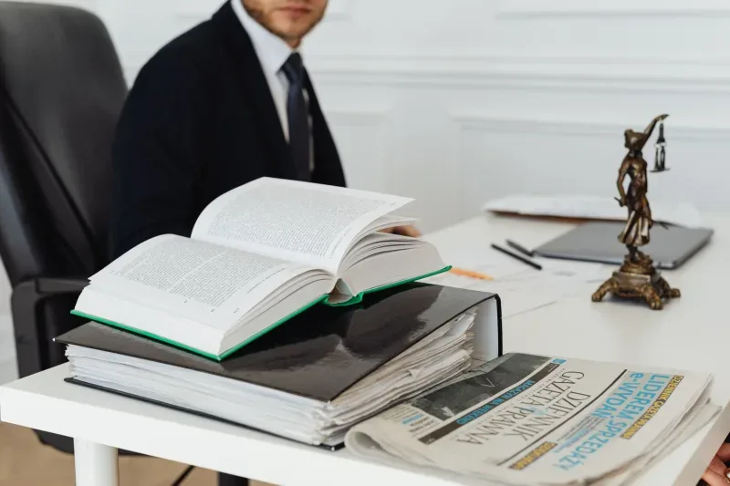 Optimiser le salaire avocat dans un cabinet juridique en 2026